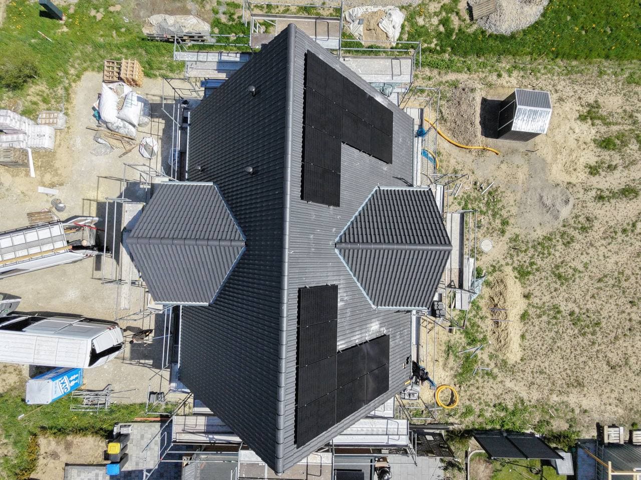 Detailaufnahme einer sauber montierten Solaranlage